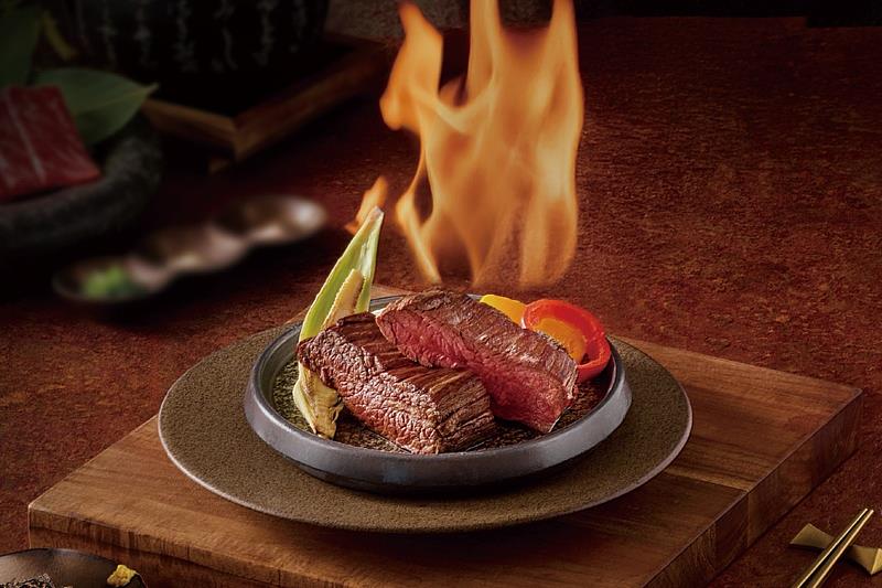 即日起至明年1/16到藝奇內用一客極炙套餐,出示指定活動畫面,就可將主餐免費升級為極上火焰和牛牛排。