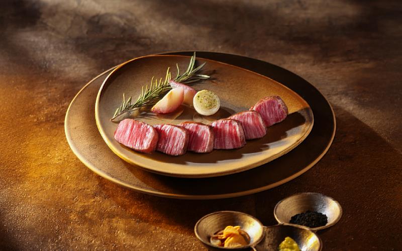 即日起在「阪前鐵板燒」消費套餐並加價498元,即可將主餐升級為「日本A5黑樺牛 | 御選老饕」。