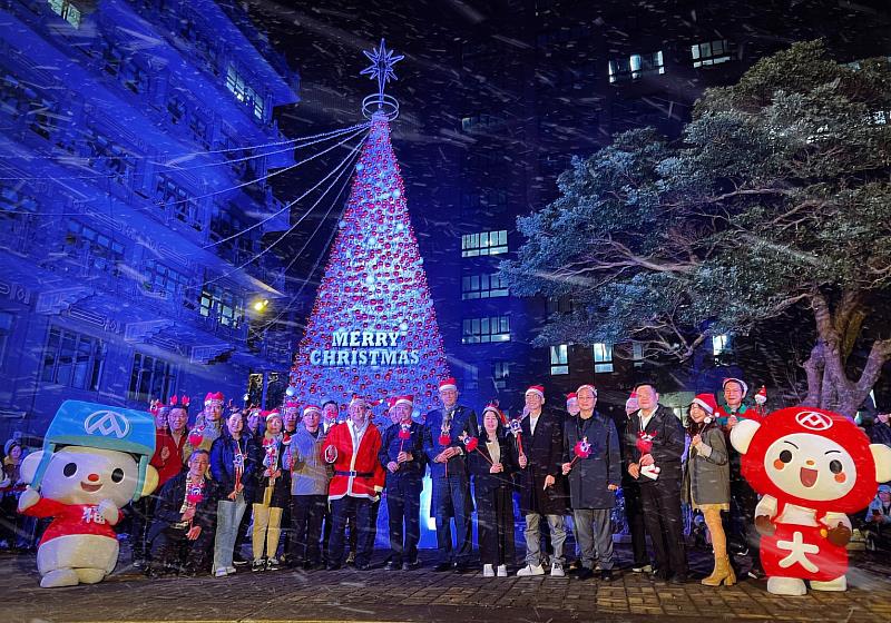 文化大學近15公尺高的全台最高校園聖誕樹首次亮相百花池，王子奇校長帶領逾兩千名師生共同點亮華岡冬夜之美。