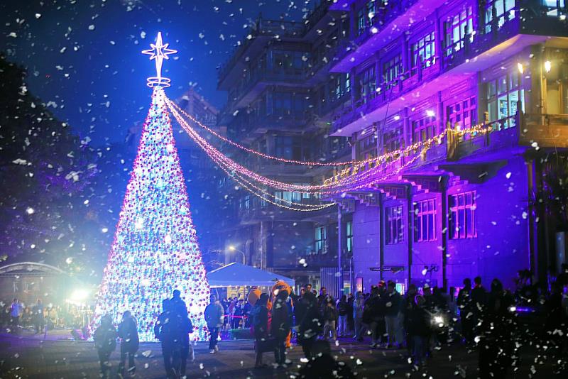 文化大學點燈盛典人潮點亮華岡 校園最高聖誕樹氣氛嗨到爆