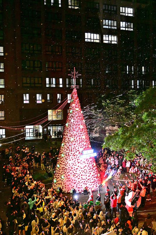 陳致元副教授帶領空拍團隊，捕捉文化大學聖誕點燈之夜的璀璨美景，將華岡夜色與節慶氛圍完美呈現。