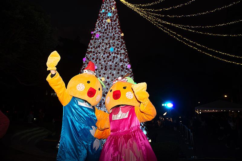 文化大學吉祥物「華柑」於聖誕點燈時刻驚喜現身，以萌力滿點的舞動陪伴師生倒數，共同點亮華岡最溫暖的冬夜。