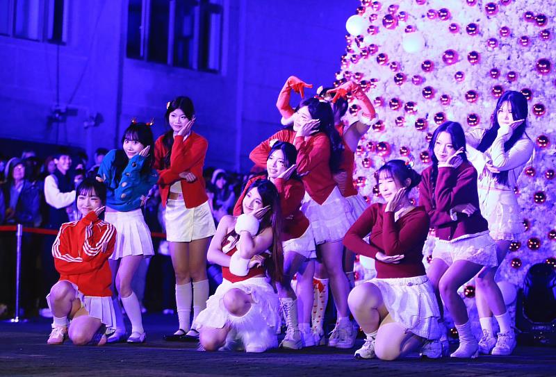 運健系學生啦啦隊以滿滿熱力應援，甜美又充滿動感的運動風熱舞掀起全場歡呼，為文大的聖誕夜增添最浪漫的亮點。