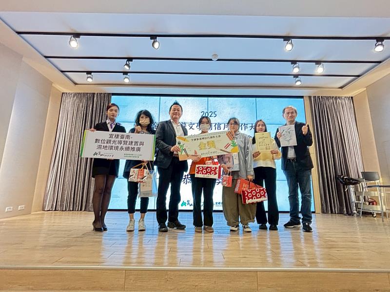 「全國旅遊文學明信片創作大賽」得獎者合影。