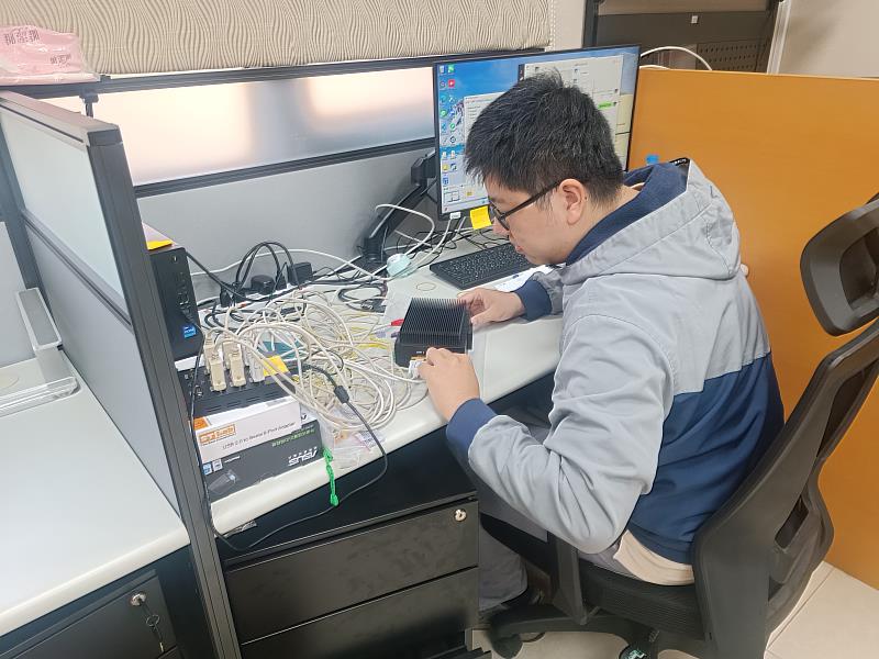 張凱欽進行硬體設備測試。