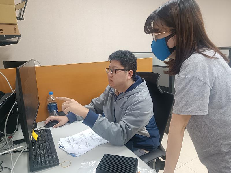 資工系實習成果直通職場 ,張凱欽(左)至智連工控股份有限公司工程部實習,與同事進行系統測試。