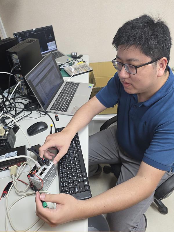 張凱欽進行硬體設備測試。