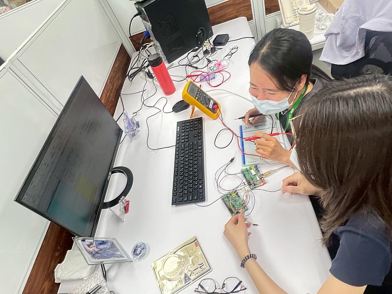 潘凰如（左）進行軟硬體測試。