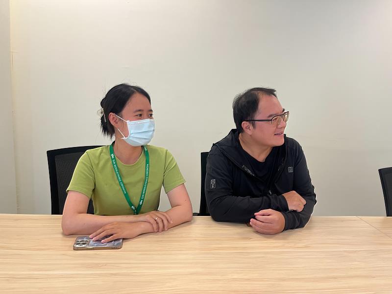 潘凰如（左）至義隆電子進行學年實習，與主管開會討論專案內容。