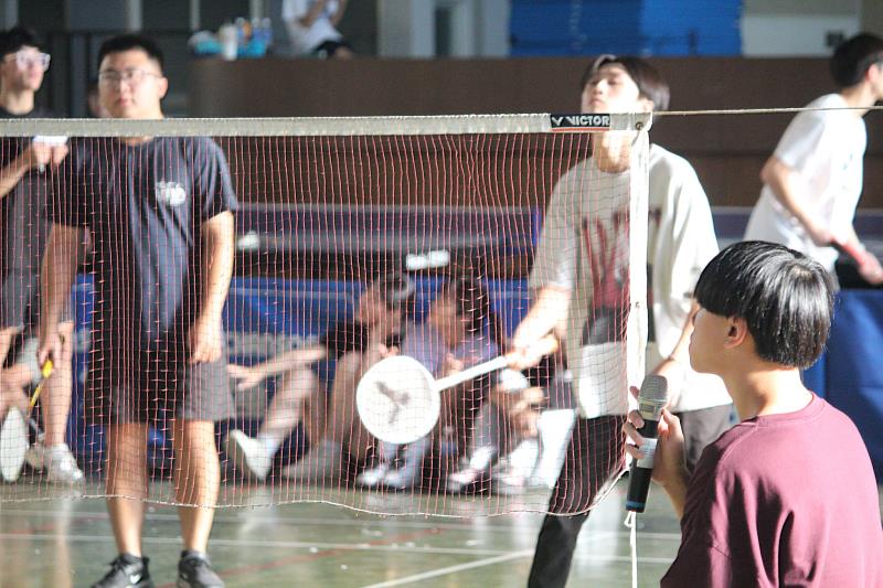 空設系與機械系進行跨系羽球賽。