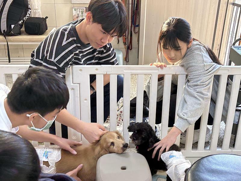 空設系學會與新生參訪「臺南市動物之家灣裡站」。