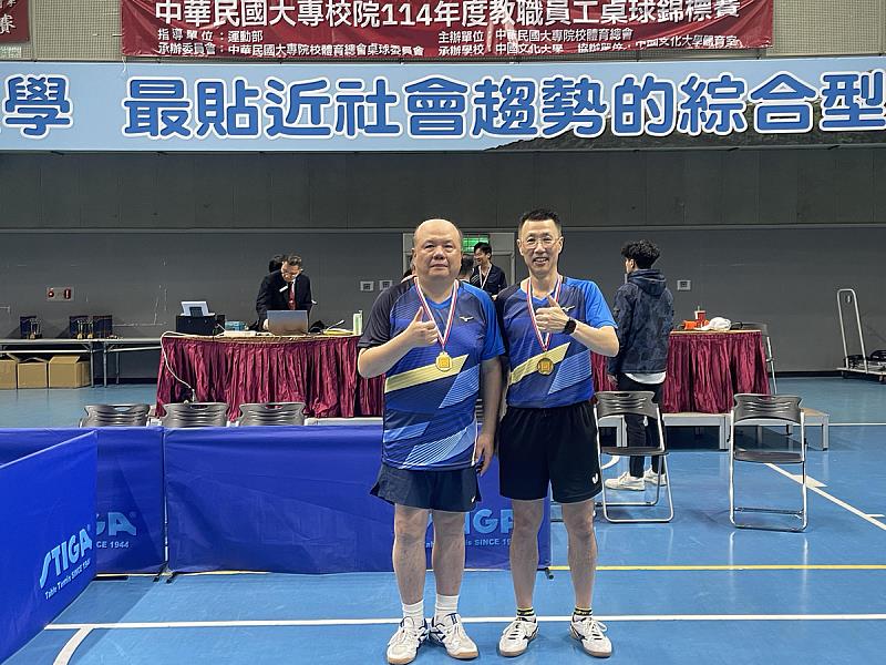 電資學院江海邦院長與趙志民副圖資長奪得個人賽主管組雙打冠軍。