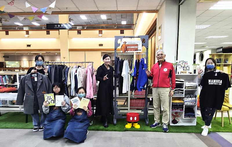 南華大學「衣起來閱讀」以書換衣 引領惜物永續新風潮