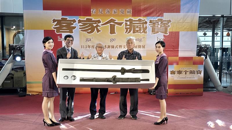 客發中心何金樑主任（左）回贈佳冬蕭屋古炮予蕭家祖屋管理委員會蕭義雄前主委（右）及蕭芳樹總幹事（中）。