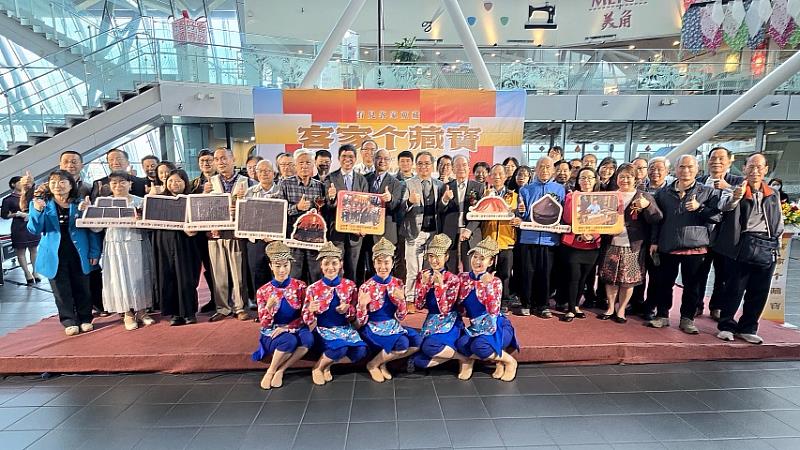 客發中心何金樑主任與113年度捐贈人及與會貴賓大合影。