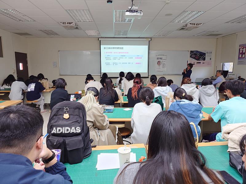 南華大學舉辦設計菁英講座，邀請拾光繆思珠寶工作室設計師張雅芳蒞校演講，分享金工設計與品牌經營經驗。