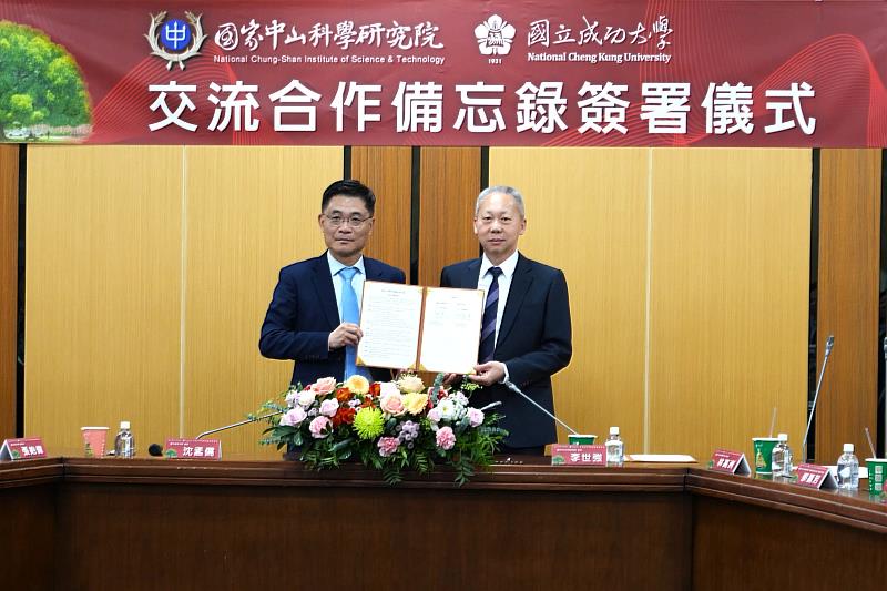 成大沈孟儒校長（左）、中科院李世強院長（右）代表雙方簽約。