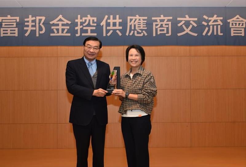 台灣大哥大企業服務連8年獲富邦金控「供應商永續評鑑績優獎」。(左:富邦金控副董事長曾銘宗,右:台灣大哥大企業服務事業商務長朱曉幸)