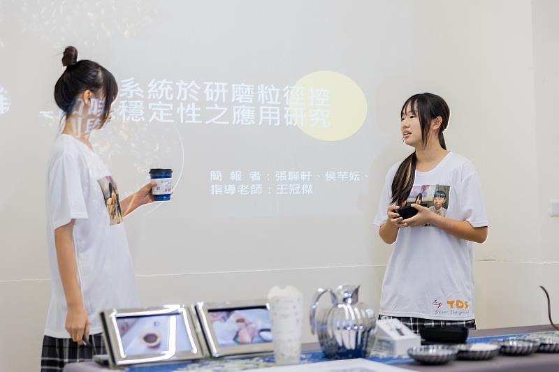 高科盃全國商業智慧競賽參賽創意均相當程度深入日常生活,健康、教育、運動、飲食與永續管理等領域提供更智慧、人性化且具創新價值之應用。圖為飲食相關之主題,以科學方法研究咖啡研磨粒徑與萃取一致性,建立可重現之沖煮模型。