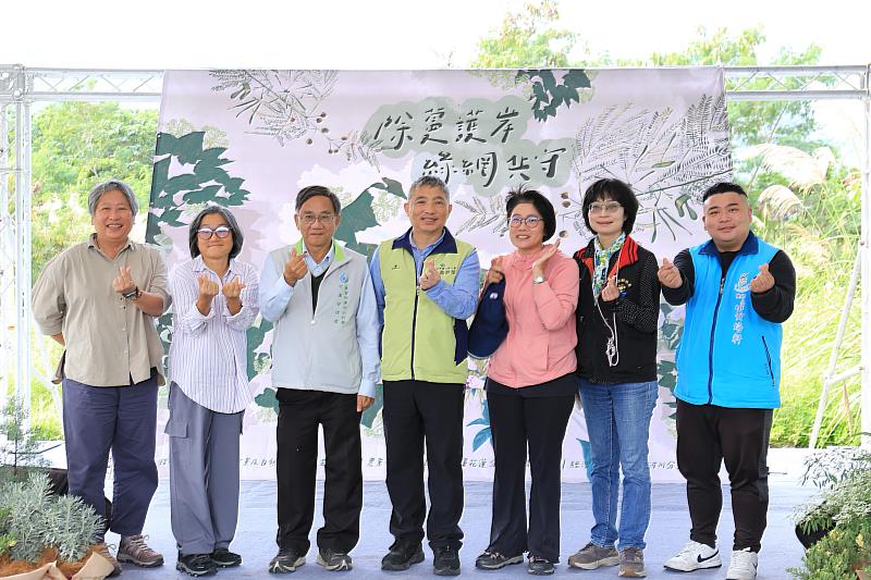 全民動員除「綠癌」，花蓮百人齊力清除小花蔓澤蘭131公斤。