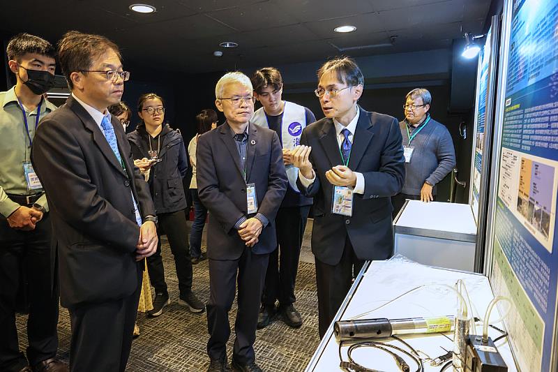 海大李孟洲教授（右2）為漁業署林頂榮副署長（左2）及農業部莊老達司長（中）說明水產養殖碳匯測量標準作業程序。