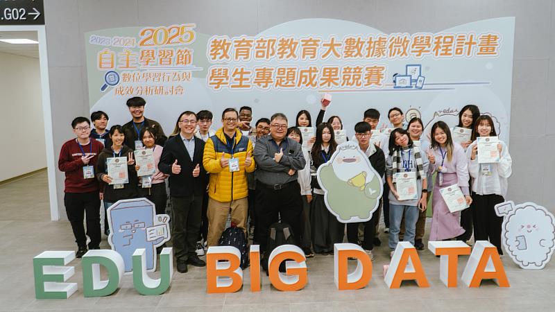 東華於2025年教育大數據學生成果專題競賽6組全數進入複賽之合影。