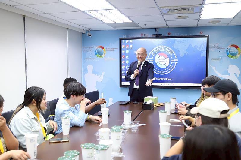 吳權威董事長導覽「HiTeach智慧教學系統」。