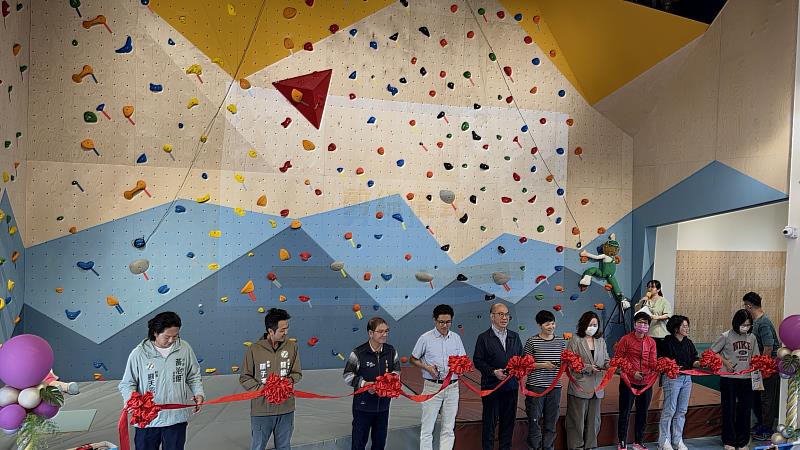 「融岩基地」攀岩場落成典禮剪綵儀式。