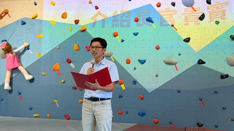 國立臺東大學附屬特殊教育學校鄭復耀秘書兼代理校長於「融岩基地」攀岩場落成典禮開幕致詞。