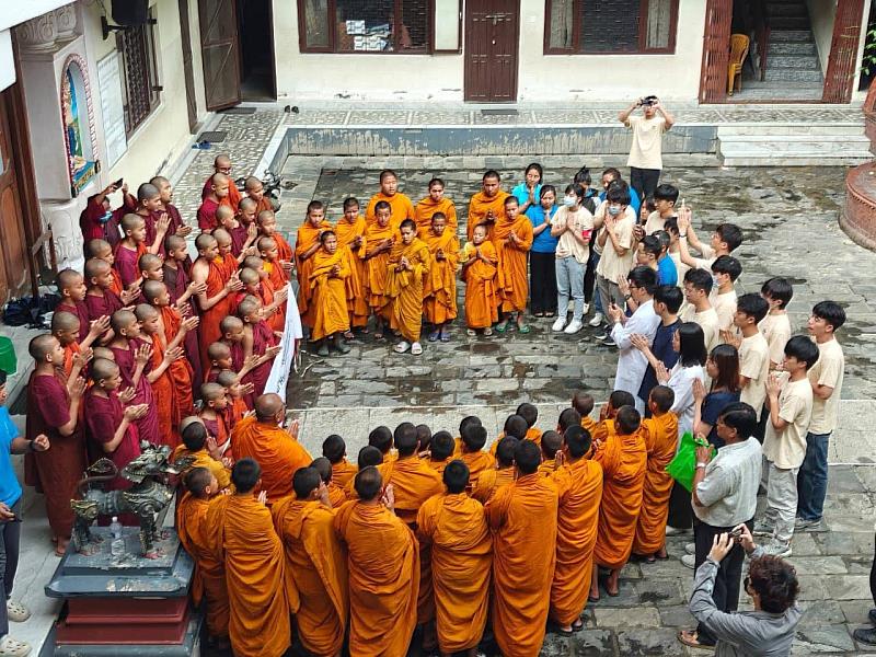 志工同學參與當地宗教祝福儀式等活動。