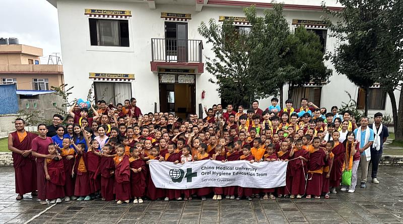 尼泊爾偏鄉學校替學童進行衛教宣導。