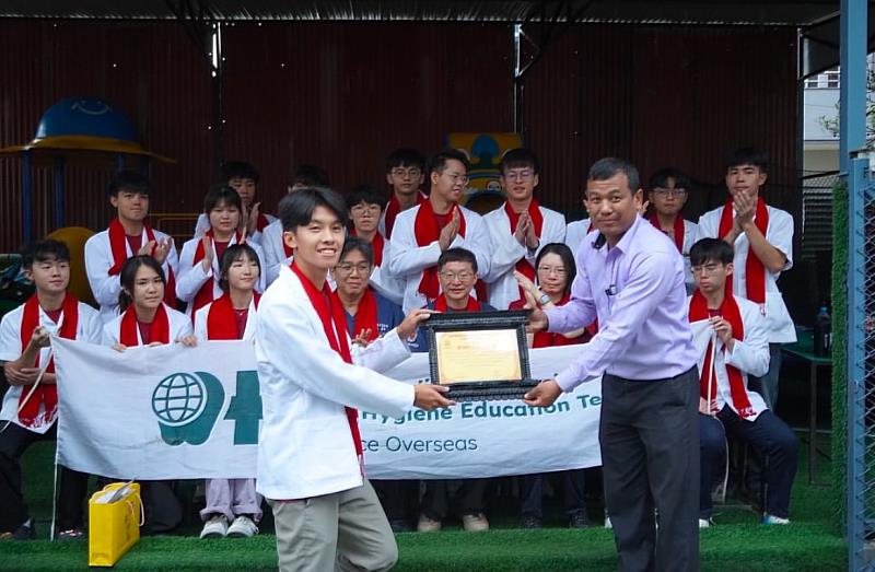 中國醫藥大學「口衛隊海外醫療服務團」獲贈感謝狀。