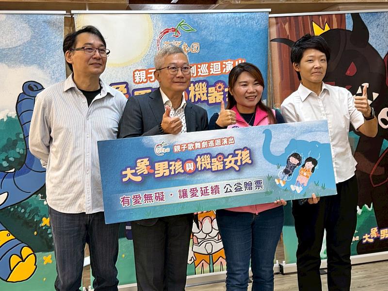 李雅靜議員接受贈票 與各位貴賓一同支持藝文活動。(左起:楊士平/方國光/李雅靜/邱士芸)