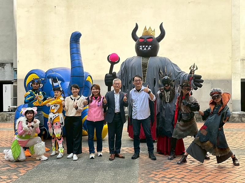 主要演員與達3至4米的巨型充氣大偶〈大象戰車〉與〈霸凌魔王〉首次曝光亮相,吸引在場媒體搶拍。