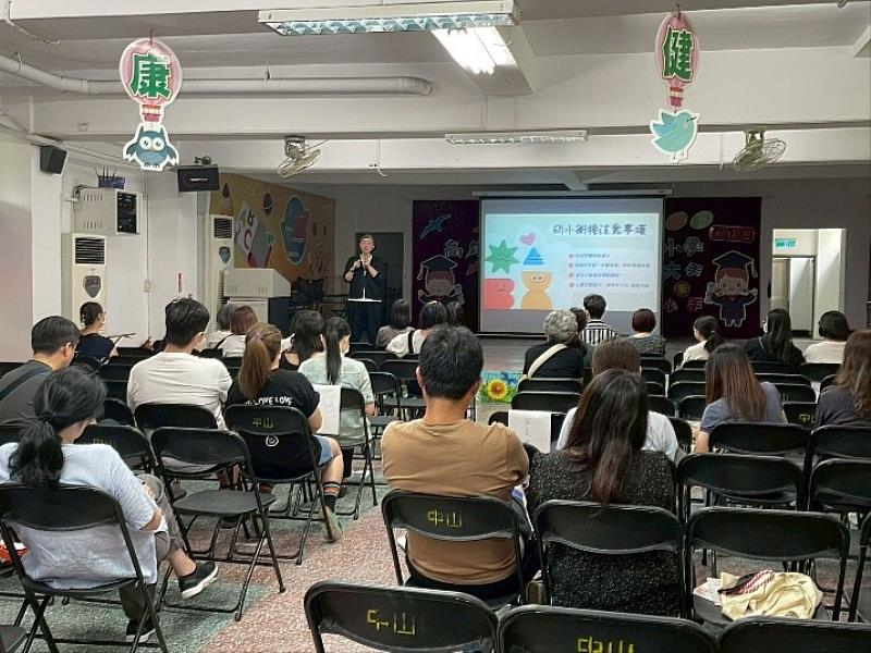 講師以生動方式引導家長理解親子溝通技巧。