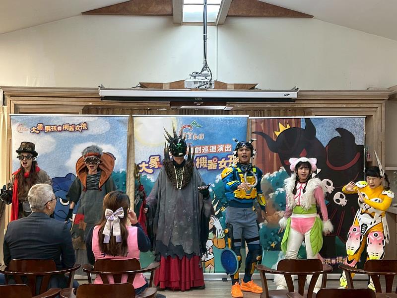 主要演員現場合唱劇中歌曲「黑暗降臨」。