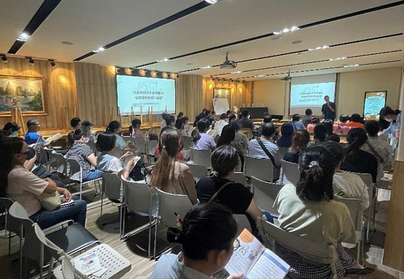 家長閱讀手冊，學習實用的親職知能與教養方法。