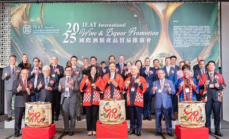 IEAT理事長黃教漳(前排中)、經濟部國際貿易署副署長陳佩利(前排左4)、日本台灣交流協會會長片山和之(前排右4)、外交部亞太司副司長劉昆豪(前排左3)、IEAT副理事長林宏銘(前排左2)、IEAT黃文榮秘書長(前排左1)、IEAT姐妹會熊本商工會連合會笠愛一郎會長(前排右3)、沖繩縣產業振興公社台北事務所所長安次嶺修(前排右2)、日本笠間台灣辦事處處長坪井勇樹(前排右1)及協辦駐台辦事處代表聯合參與開幕式合影。