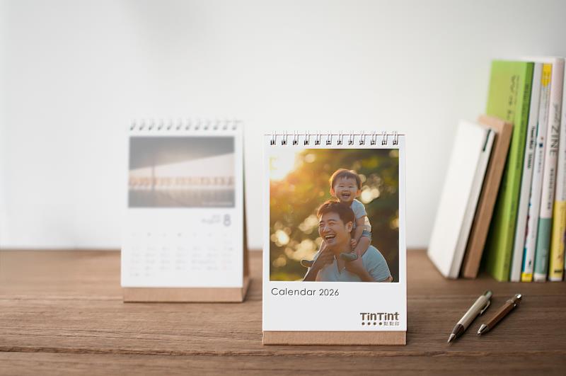 入手台灣大電信獨家「myFirst Fone S3 SE 4G 兒童智慧手錶」，還能獲得「點點印2026小日桌曆」客製化兌換序號卡，帶給用戶未來一整年的甜蜜陪伴。至點點印官網進行兌換，家長就可以把孩子第一個笑容、第一次冒險、最調皮的一瞬間，通通變成專屬的暖心月曆。