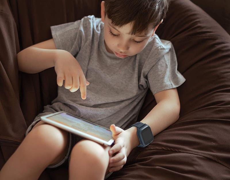 「myFirst Fone S3 SE 4G兒童智慧手錶」，專為孩子小手腕量身打造，搭載1.4吋IPS觸控螢幕與僅53公克的輕盈機身，且產品設計刻意不內建遊戲、LINE，避免分心、確保隱私，同時整合即時定位、雙向語音視訊、SOS一鍵求救等9大功能，讓家長加倍安心。