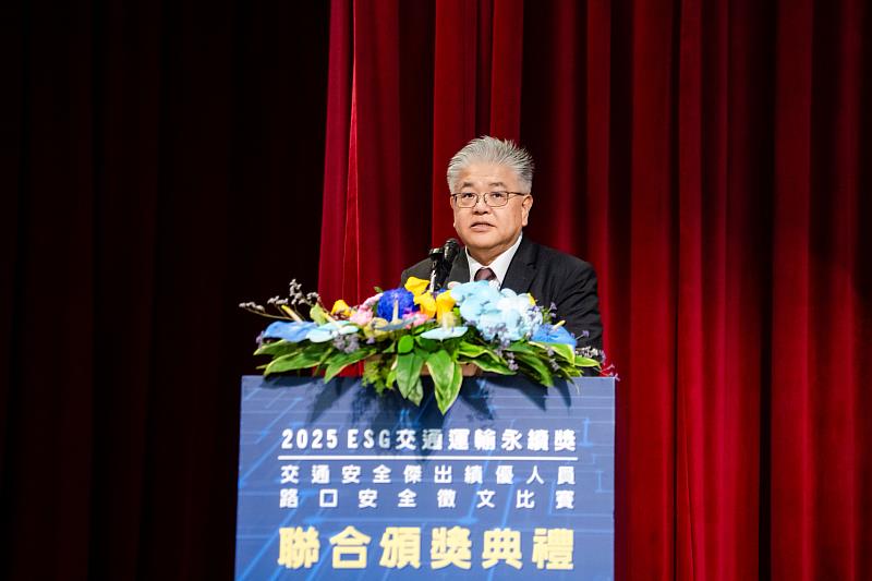 社團法人台灣全球商貿運籌發展協會賈凱傑理事長報告ESG交通運輸永續獎評獎過程。