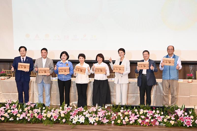 黃敏惠市長代表嘉義市致贈伴手禮