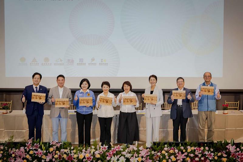 黃敏惠市長致贈各縣市伴手禮。