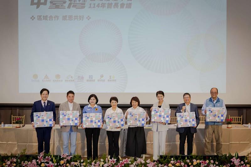 黃敏惠市長致贈各縣市伴手禮。