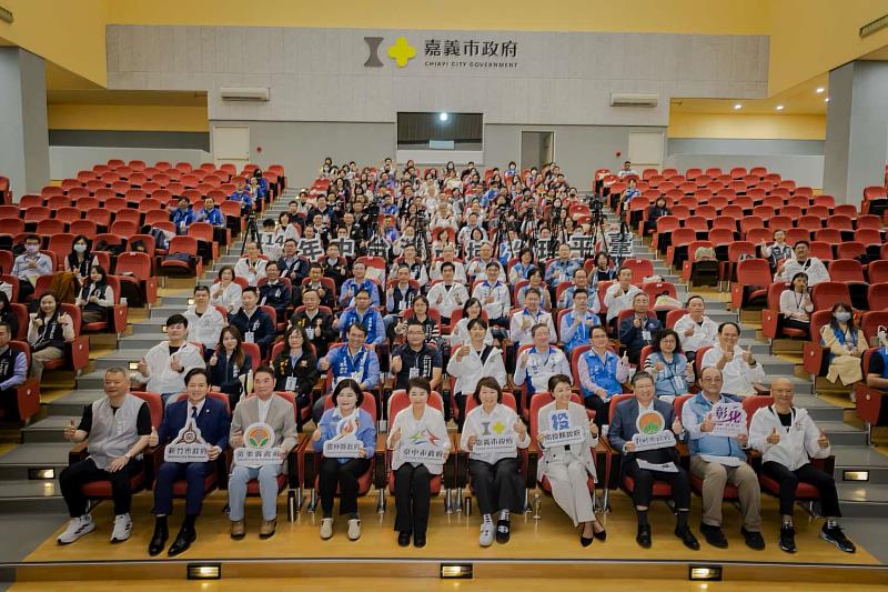 中臺灣治理平台首長會議嘉義市登場，八縣市首長與團隊大合影。