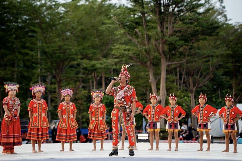 圖2-閉幕典禮在高士古謠隊的樂舞中揭開序幕