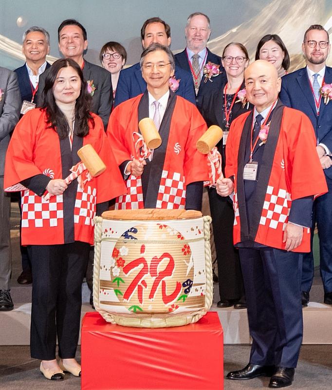 IEAT理事長黃教漳(中)、經濟部國貿署副署長陳佩利(左)、日本台灣交流協會代表片山和之(右)於開幕活動鏡開儀式為活動揭開序幕