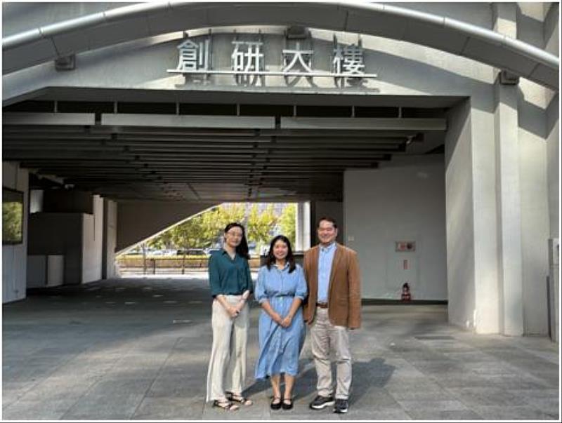 國家衛生研究院鄭婉汝醫師(左）、張大元教授(右)及指導的碩士班莊庭瑜同學(中)在校園合影。