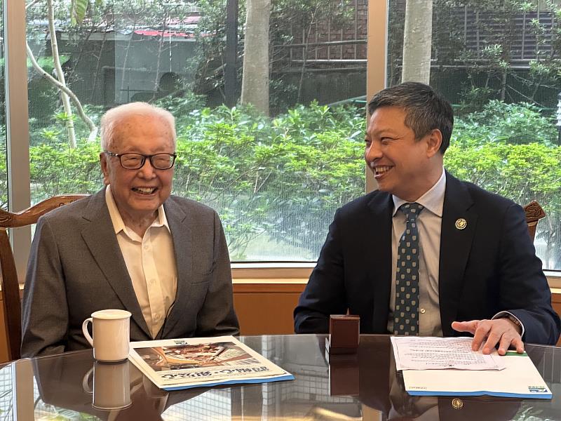 李育浩(左)獲傑出校友，當天未出席頒獎典禮，藍易振校長(右)先前曾親自前往拜訪，兩人合影。