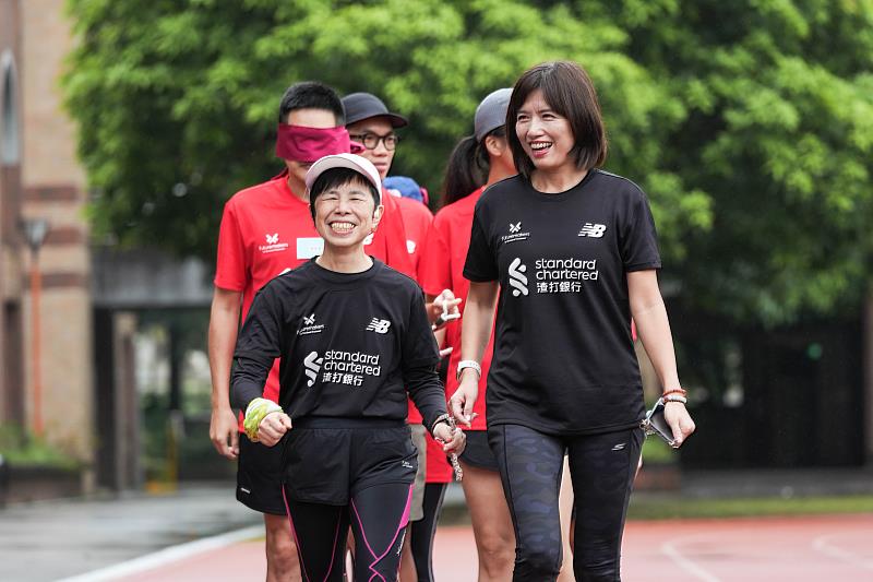 台灣首位完成超馬的女性視障跑者徐薇雅老師（圖前左）親自出席渣打馬拉松視障陪跑訓練營，透過實際示範與經驗分享，與跑者交流經驗。